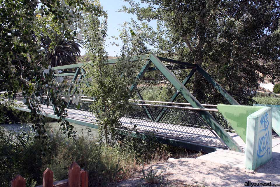 Ruta de las Norias en Abarán, Murcia. Pasarela para cruzar el río Segura