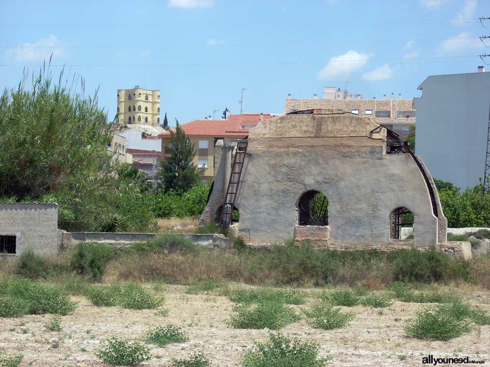 Noria del Otro Lao y Castillo de Don Mario