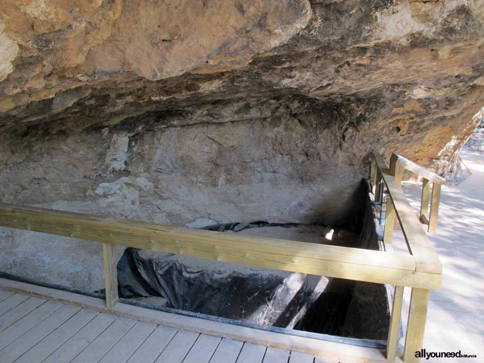 Los Abrigos del Pozo. Cueva de los Monigotes