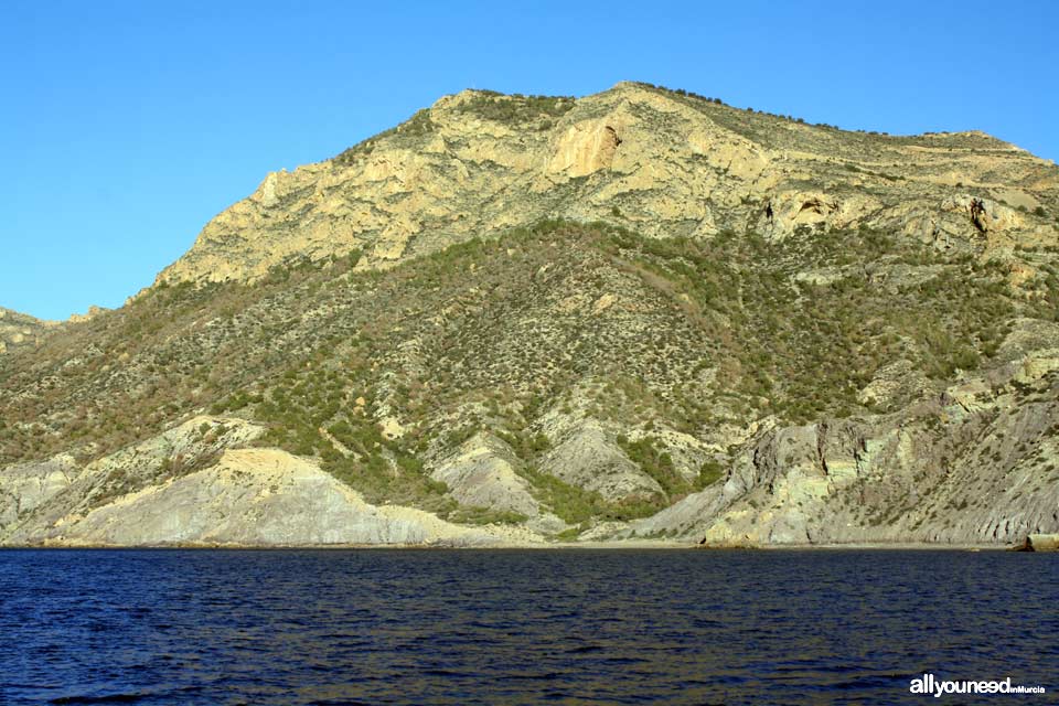 Playa de Fatares en Cartagena. Playa de Fatares bajo el monte Roldán