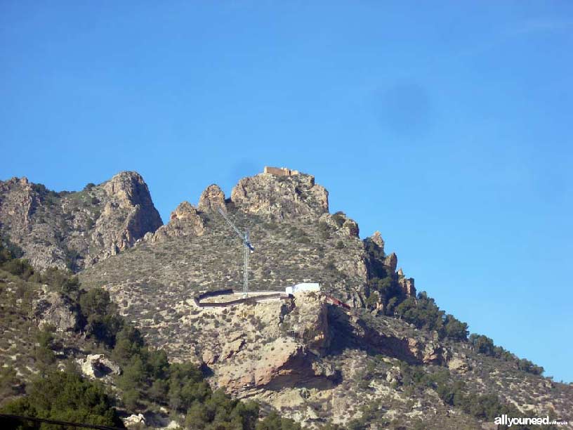 Poblado de Medina Siyâsa y castillo en lo alto