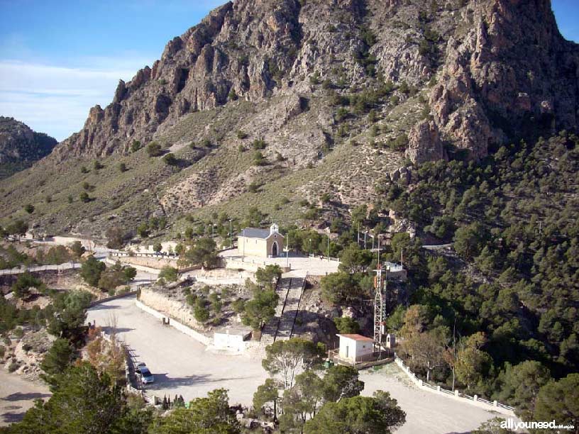 Castillo de Cieza. Ermita y aparcamiento