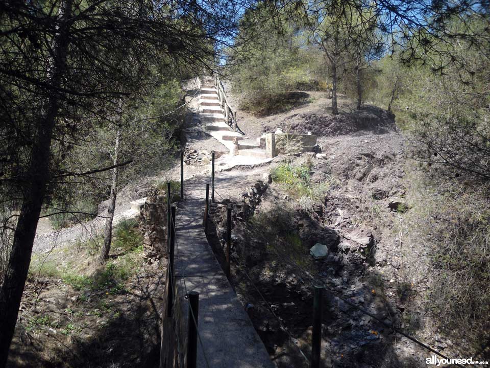 La senda de los enamorados en Lorca. Escalones y barandilla