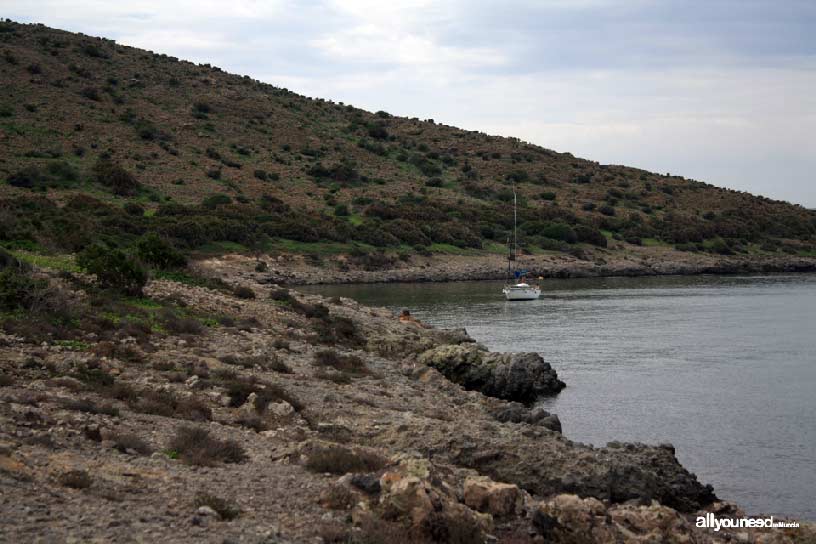 Isla del Ciervo en el Mar Menor. Barco anclado