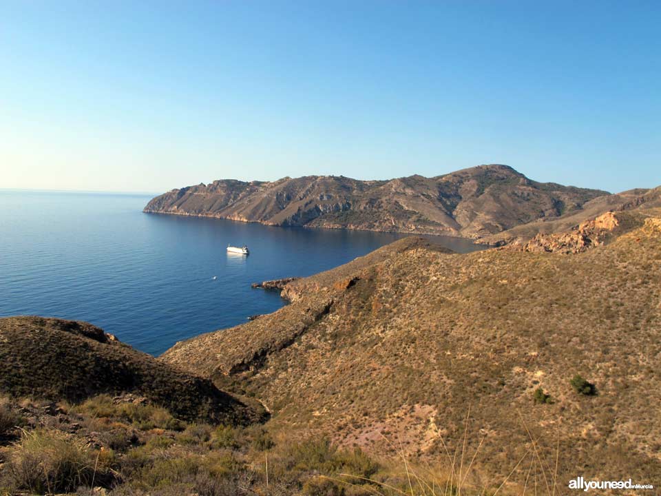 Route to the Coves of Bolete Grande, Boletes and Aguilar. Views of Tiñoso cape