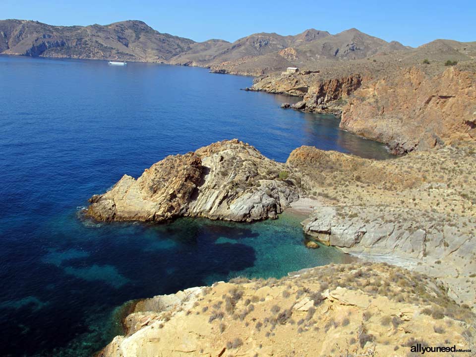 Route to the Coves of Bolete Grande, Boletes and Aguilar. Beautiful cove