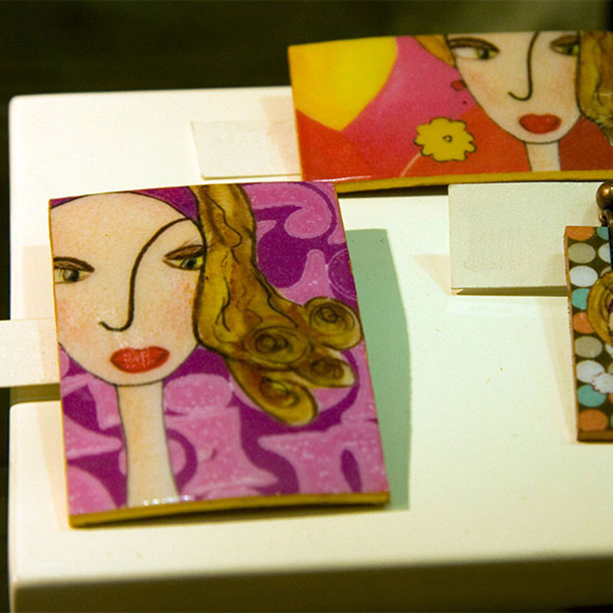  a la poupee en Murcia, collage, broches, pendientes, colgantes