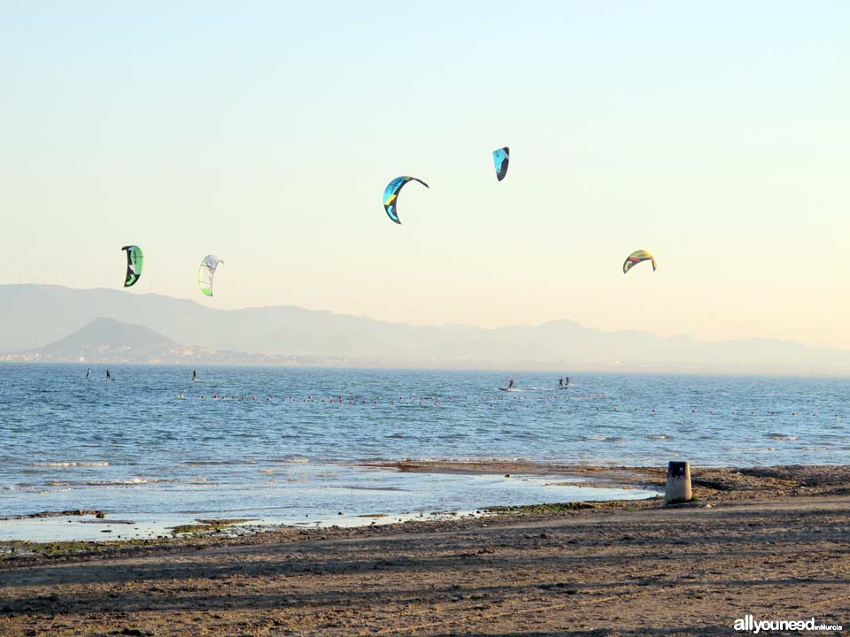 Turismo Activo y de Aventura en Murcia. Kitesurf en la playa de las Salina. Los Alcázares. Mar Menor