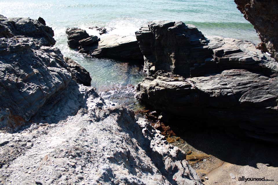 Cala entre las calas Déntoles y  Magre. Playas de Calblanque. Murcia