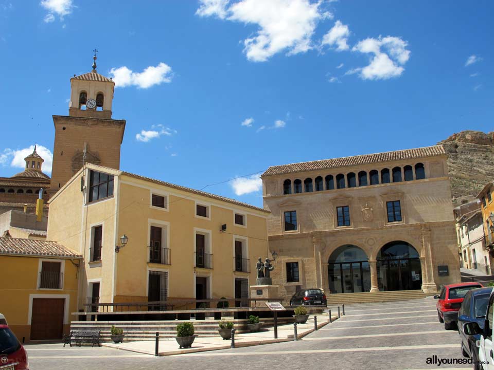 Plaza de Arriba. La Posada y el Palacio del Concejo