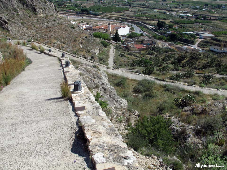 Subida al Castillo. Castillo de Jumilla. Murcia.  Castillos de España.