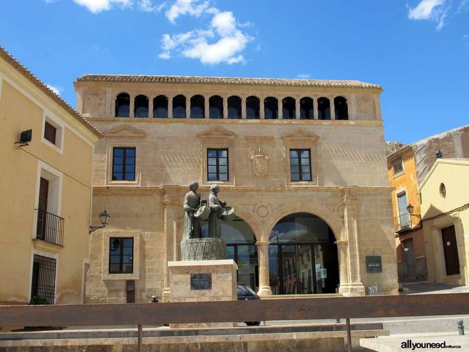 Palacio del Concejo y Museo Arqueológico