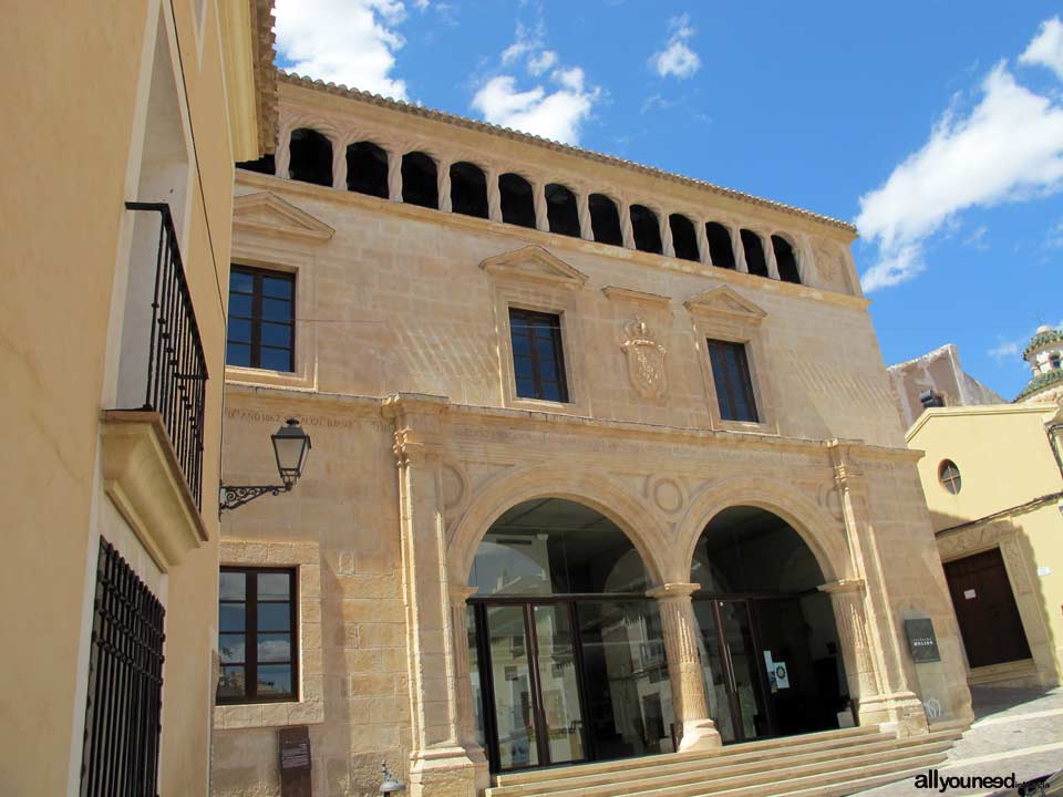 Palacio del Concejo y Museo Arqueológico