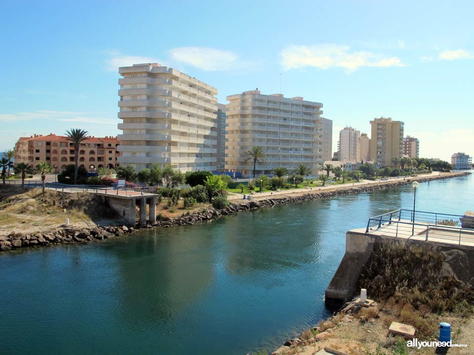 Canal y restos del antiguo puente giratorio del Estacio