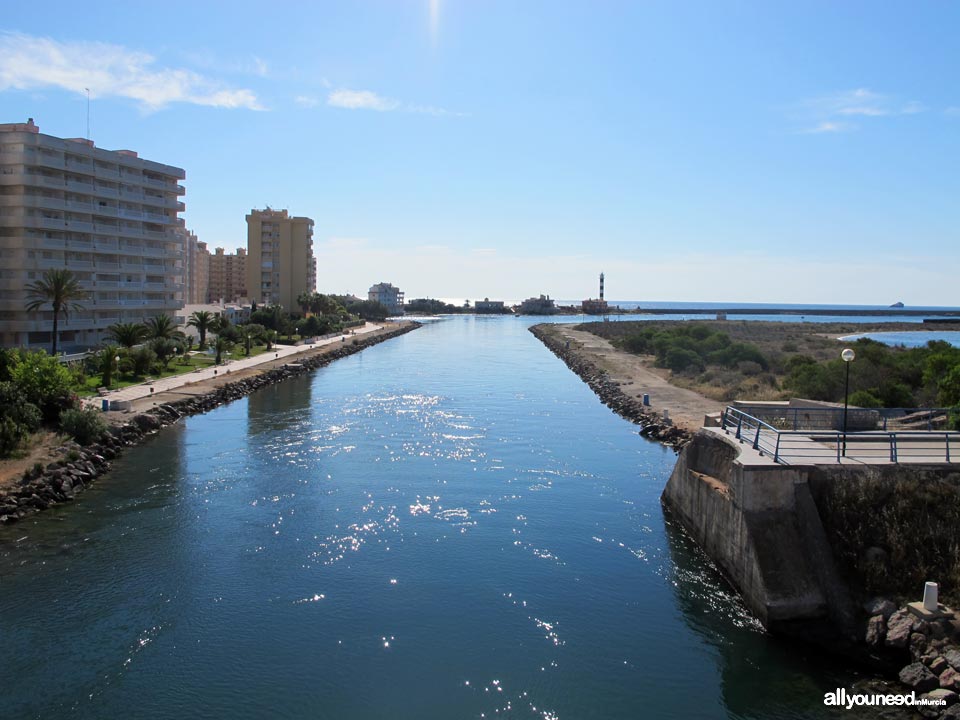 Canal y restos del antiguo puente giratorio del Estacio