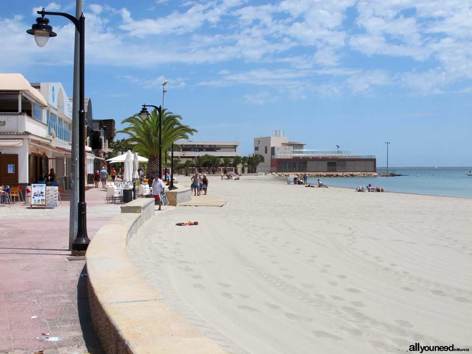 Zona de Pubs y Bares, al fondo Centro de Actividades Náuticas