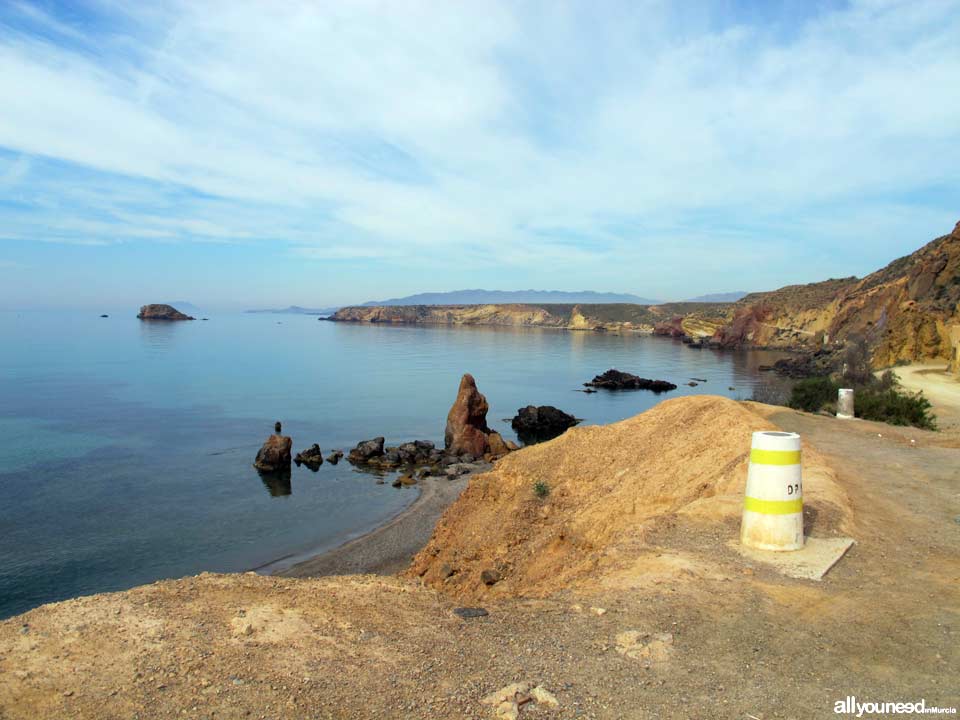 Piedra mala. Camino junto a la costa. Playas de Mazarrón