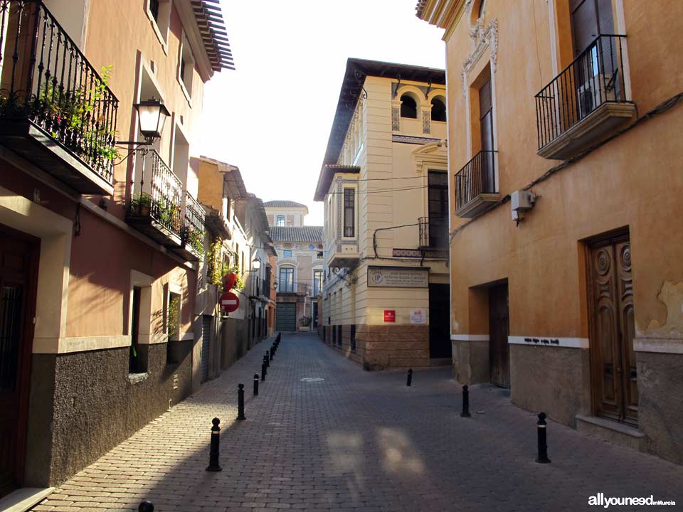 Calle Valmarino. Al fondo Museo del Cigarralejo de Mula