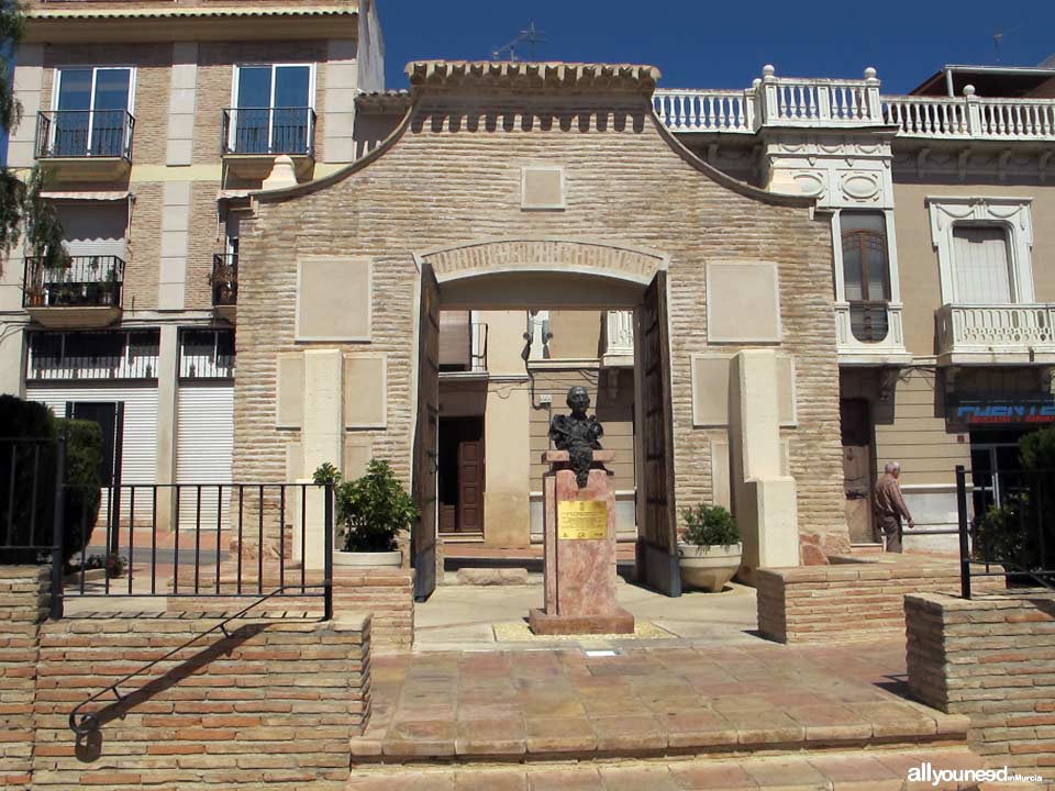 Archivo Municipal. Busto homenaje al imaginero José Sánchez Lozano