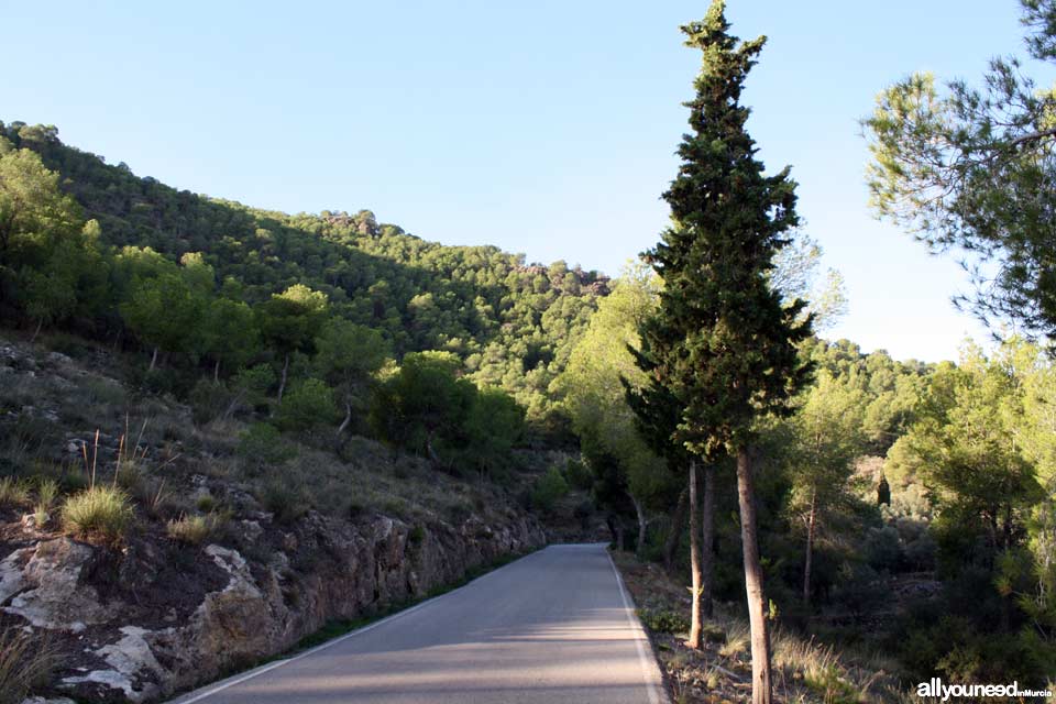 Exploring Sierra del Valle. Carretera hacia Santo Angel