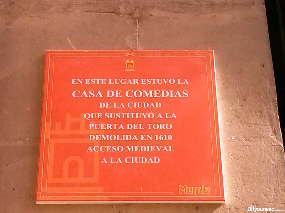 Calle Isidoro de la Cierva. Antiguo edificio Correos. Curiosidades de Murcia. Placas con notas de hechos históricos