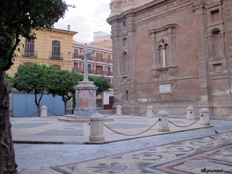 Plaza Hernández de Amores, -Plaza de la Cruz- next to Cathedral of Murcia. Cool stuff in Murcia. Metal Plates Describing Historical Events