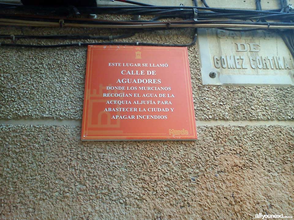 Calle Gómez Cortina. Curiosidades de Murcia. Placas con notas de hechos históricos