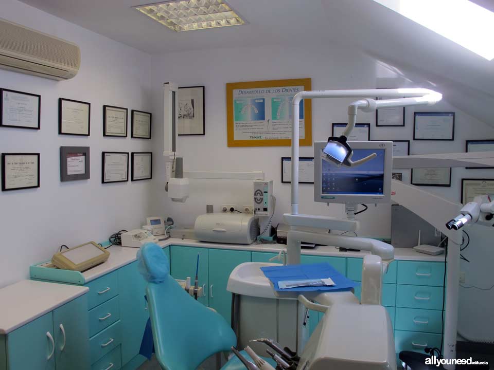 Clínica Dental Doctores Mompeán Gambín 