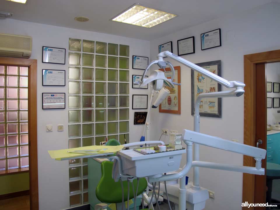 Clínica Dental Doctores Mompeán Gambín 