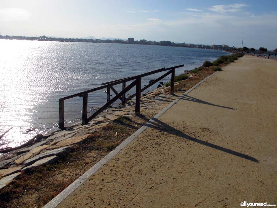 Playa de La Mota. Escaleras de acceso al agua. Playas de San Pedro