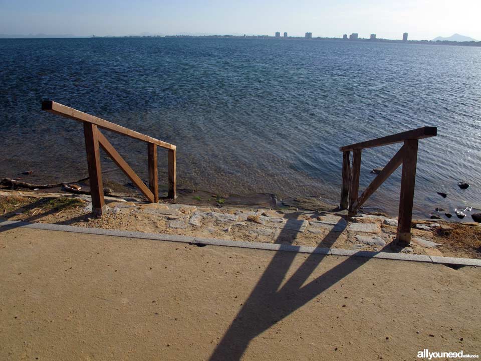 Playa de La Mota. Escaleras de acceso al agua. Playas de San Pedro