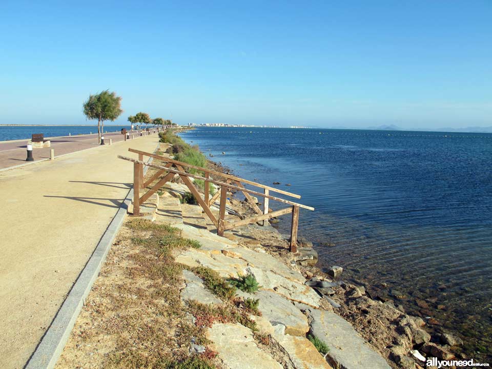 Playa de La Mota. Paseo y escaleras de acceso. Playas de San Pedro