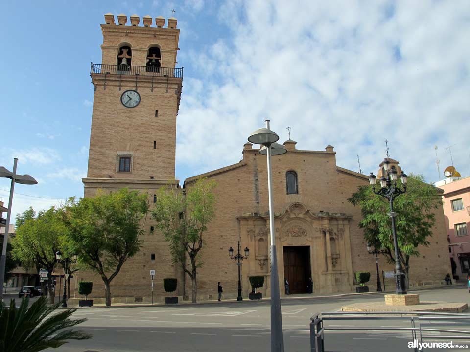 Plaza de la Constitución. Templo parroquial de Santiago Apóstol