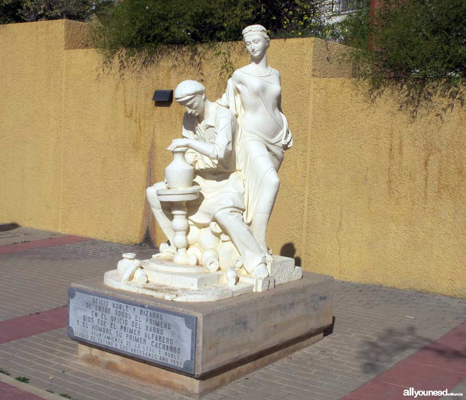 Rambla de la Santa. Monumento al Alfarero. Totana