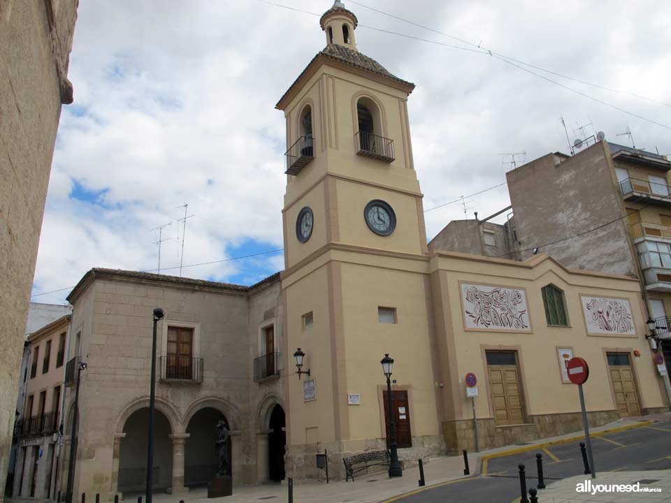 Lonja Antigua Torre del Reloj y Edificio Antiguo